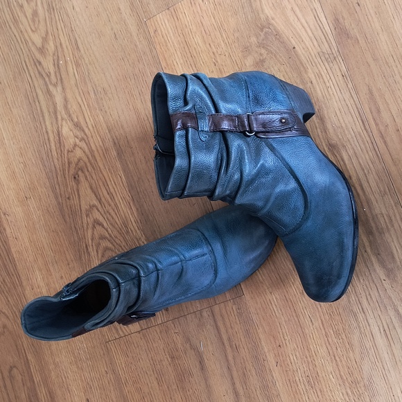 Shoes - Picture 3 of 4